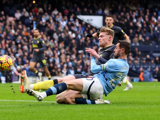 埃弗顿客场击败曼城，取得关键胜利