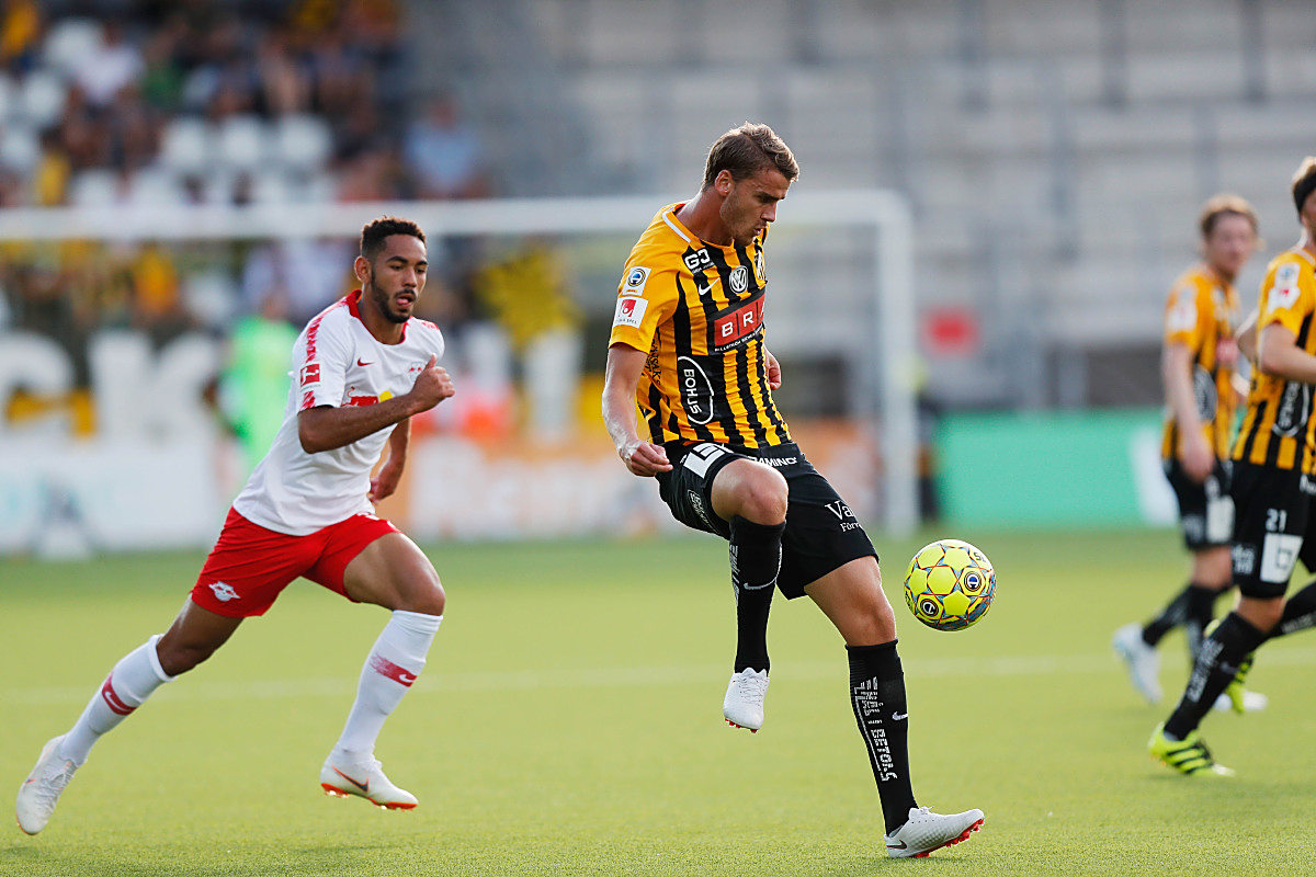 包含足球盛宴持续上演，场上的悬念深远扣人心弦的词条