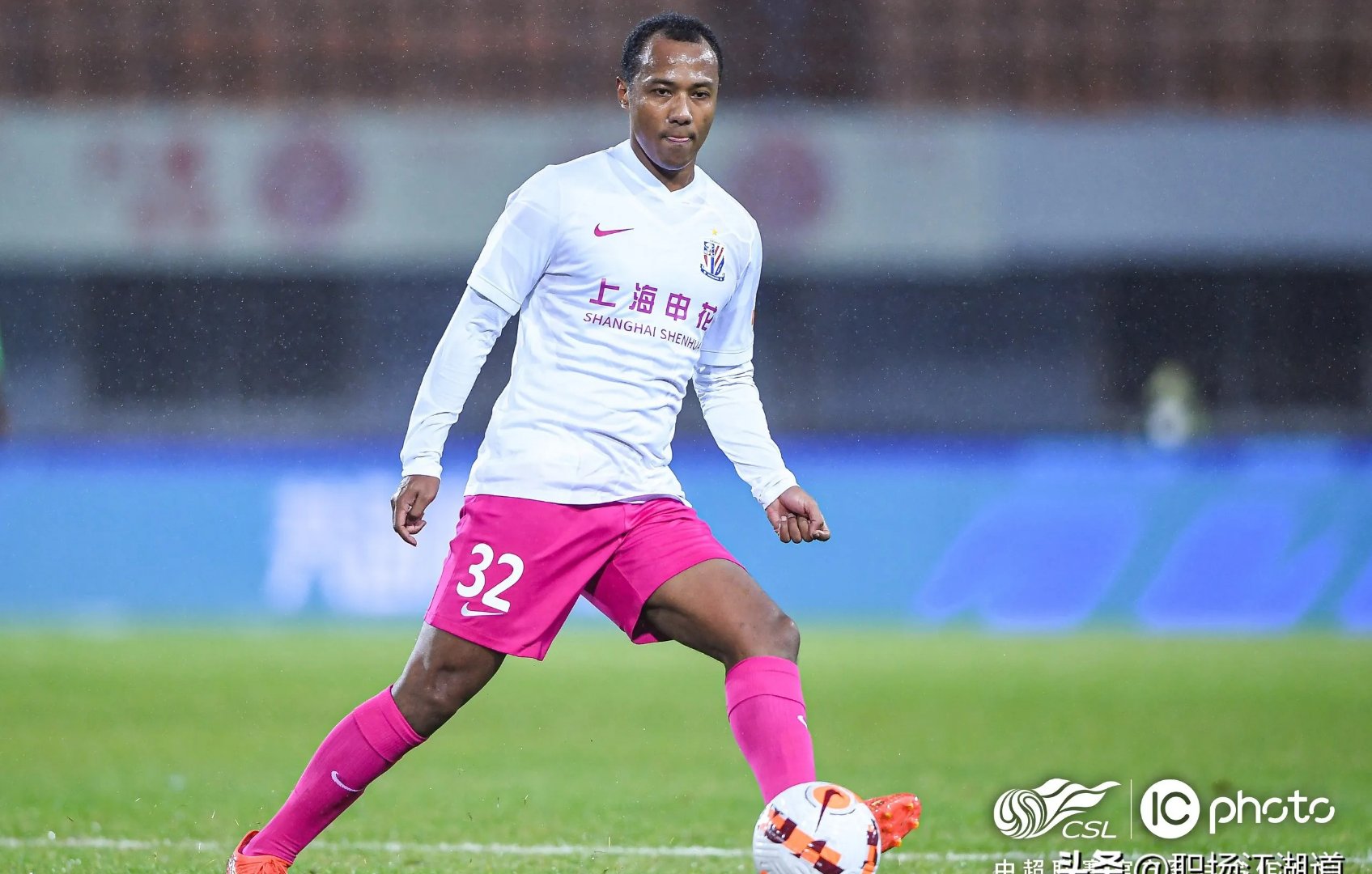 包含球队主力中后卫受伤，备战增添困难的词条