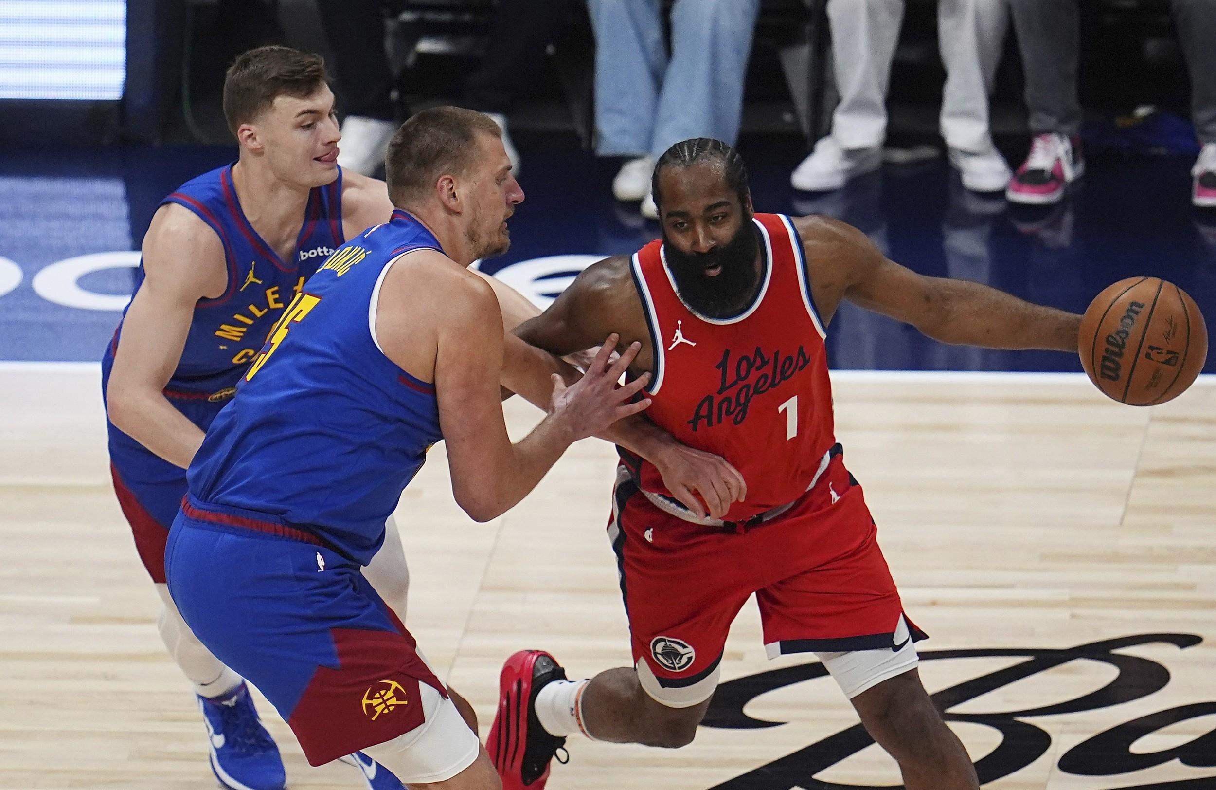 雄鹿与开拓者大战三加时，最终险胜对手