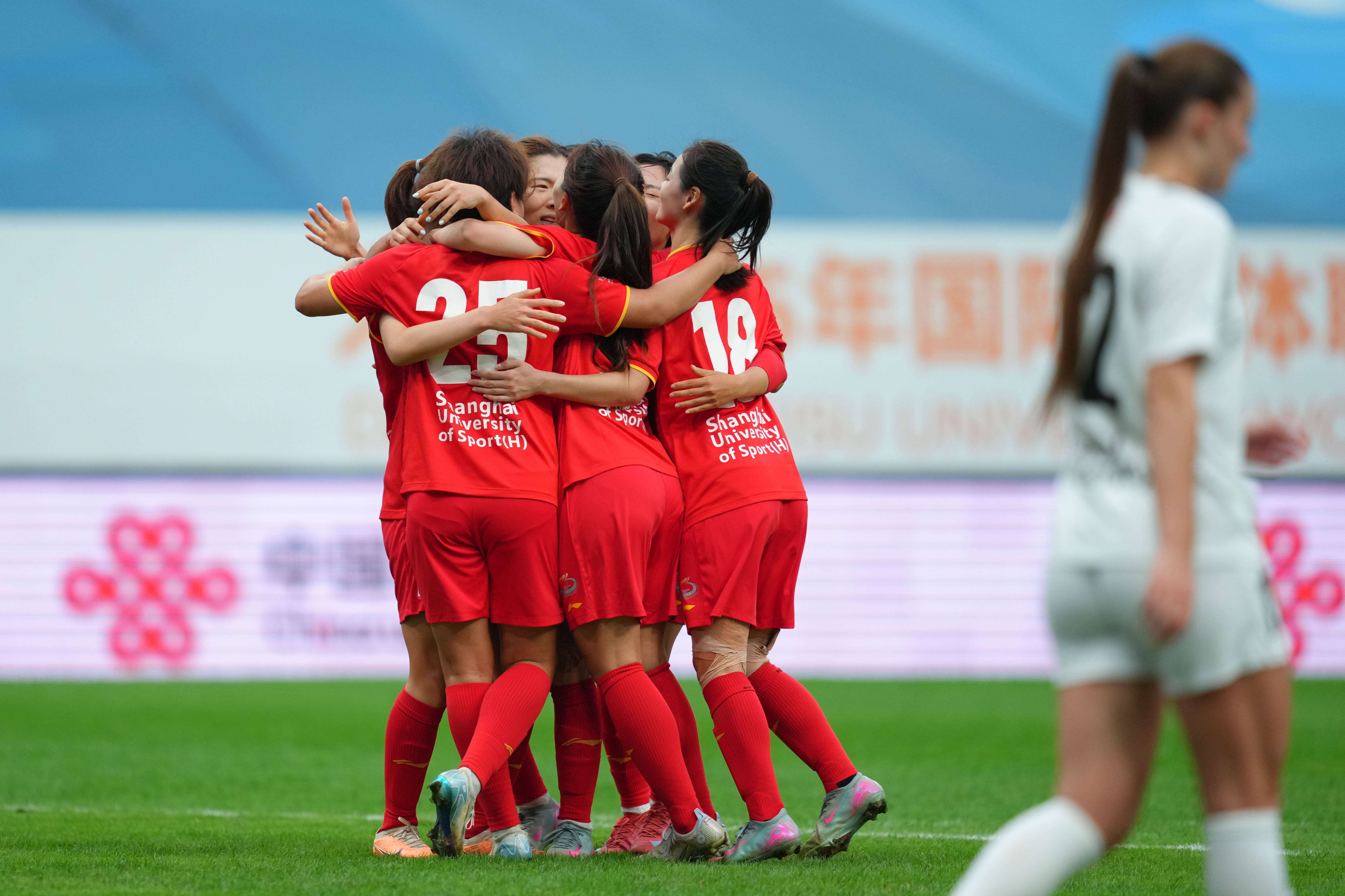 国际足球联赛中,女足团队全力作战,收获成功 国际足球联赛中,女足团队全力作战,收获成功