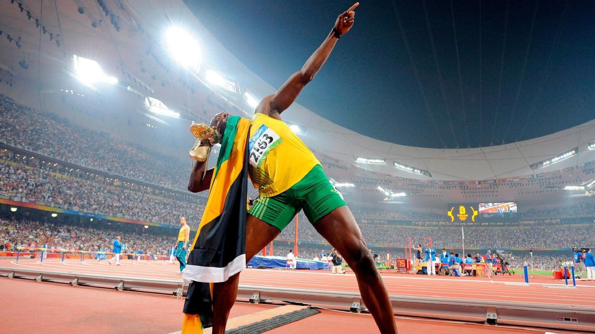 引擎轰鸣与球场统治，F1揭幕夜与小贾伦的平行宇宙