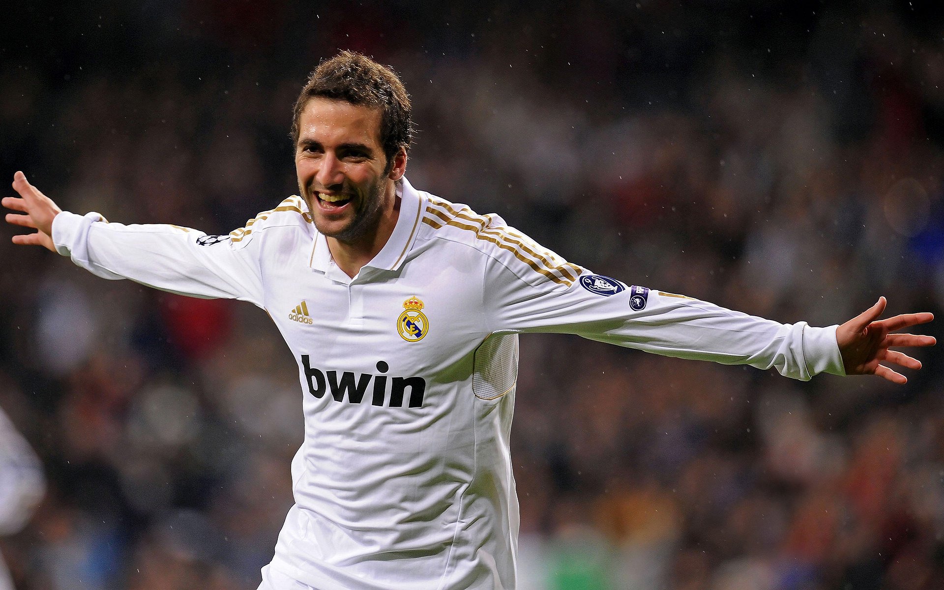 欧冠淘汰赛之夜,凯恩成为全场焦点